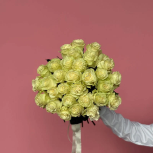 Bouquet of ivory white roses Glow